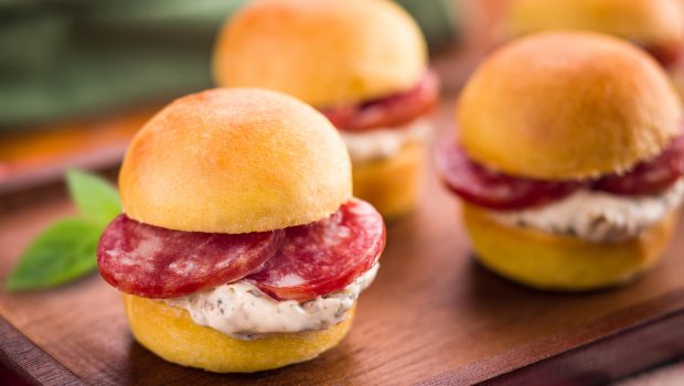 Mini sanduíches com molho apimentado